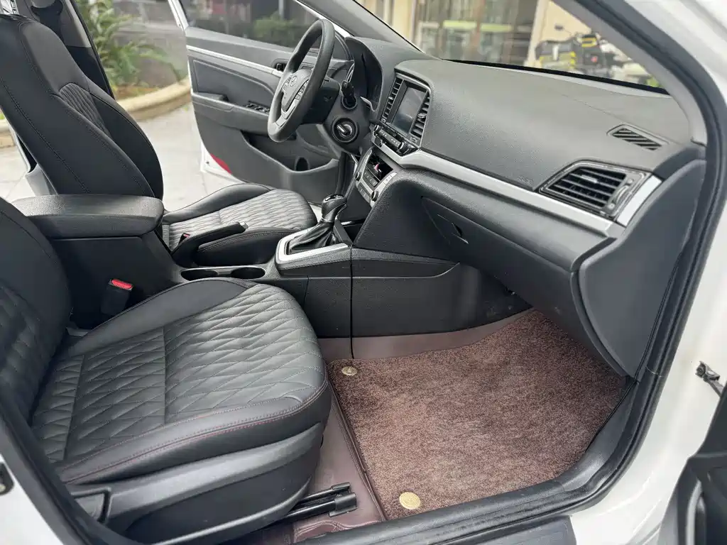 Hyundai Elantra 2017 — фото 9