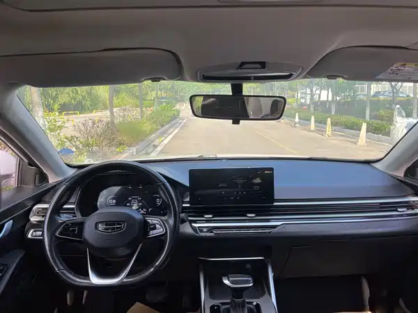 Geely Emgrand 2022