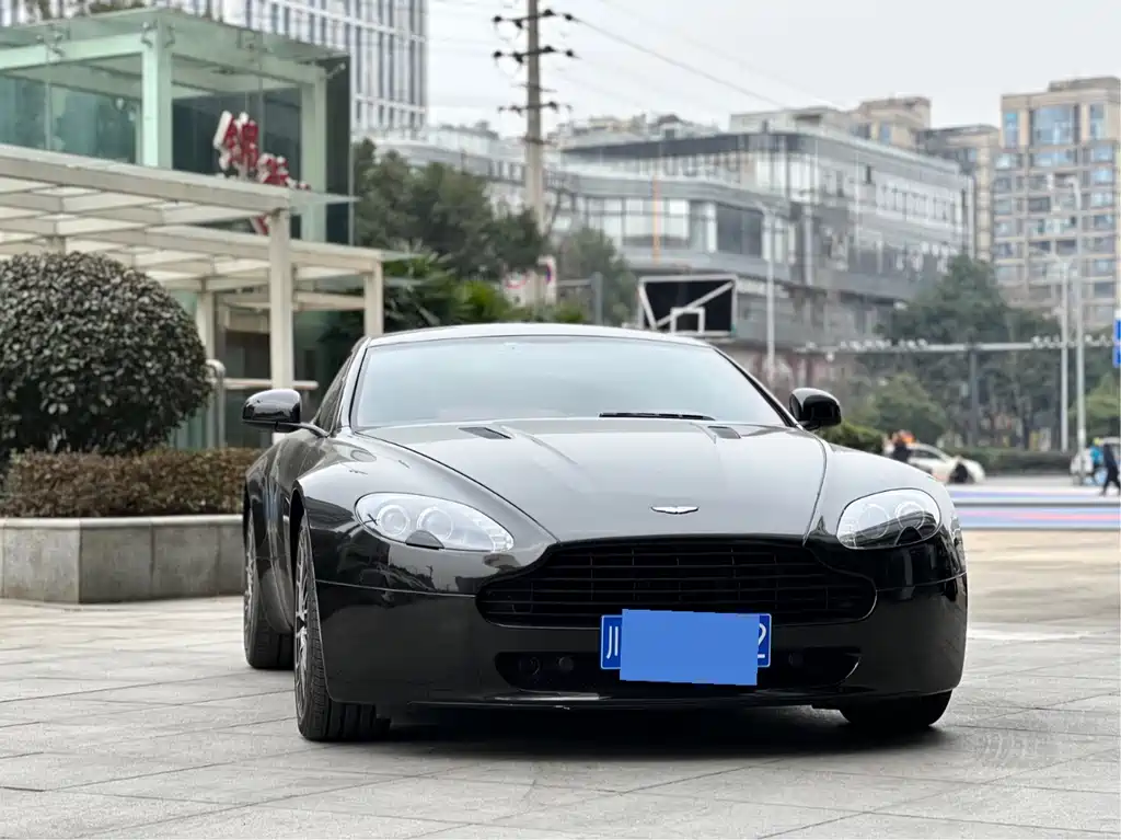 Aston Martin V8 Vantage 2012 — фото 3