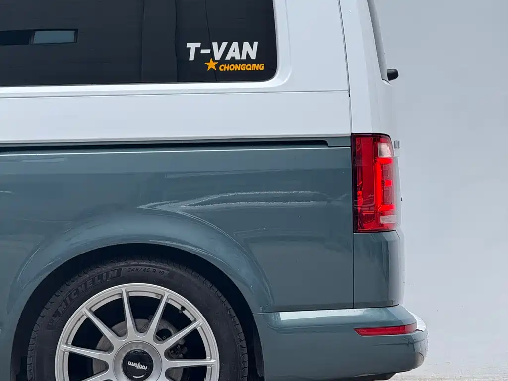 Volkswagen Multivan 2017 — фото 9