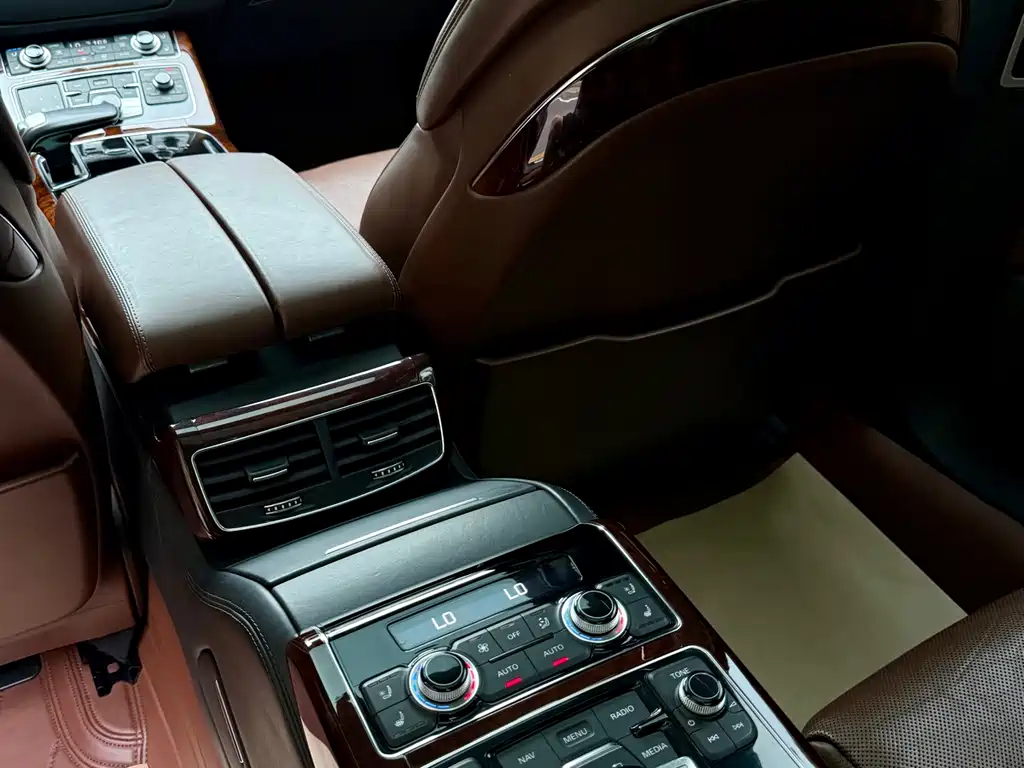 Audi A8 2015 — фото 18