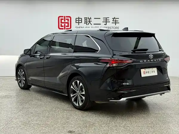 Toyota Granvia 2023