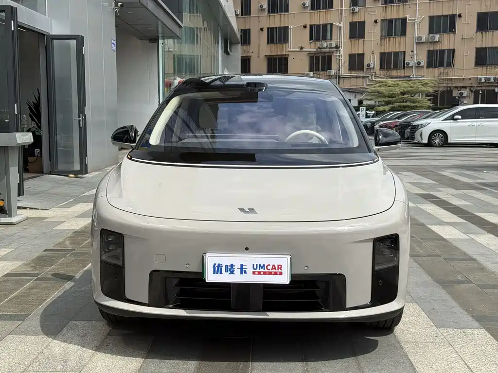 Li Auto i8 2025