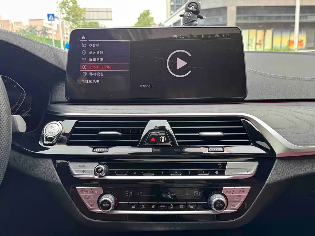 BMW 5 Series 2021 — фото 13