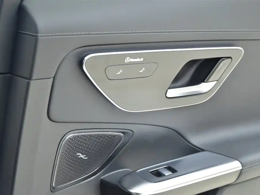 Mercedes-Benz C-Class 2023 — фото 11