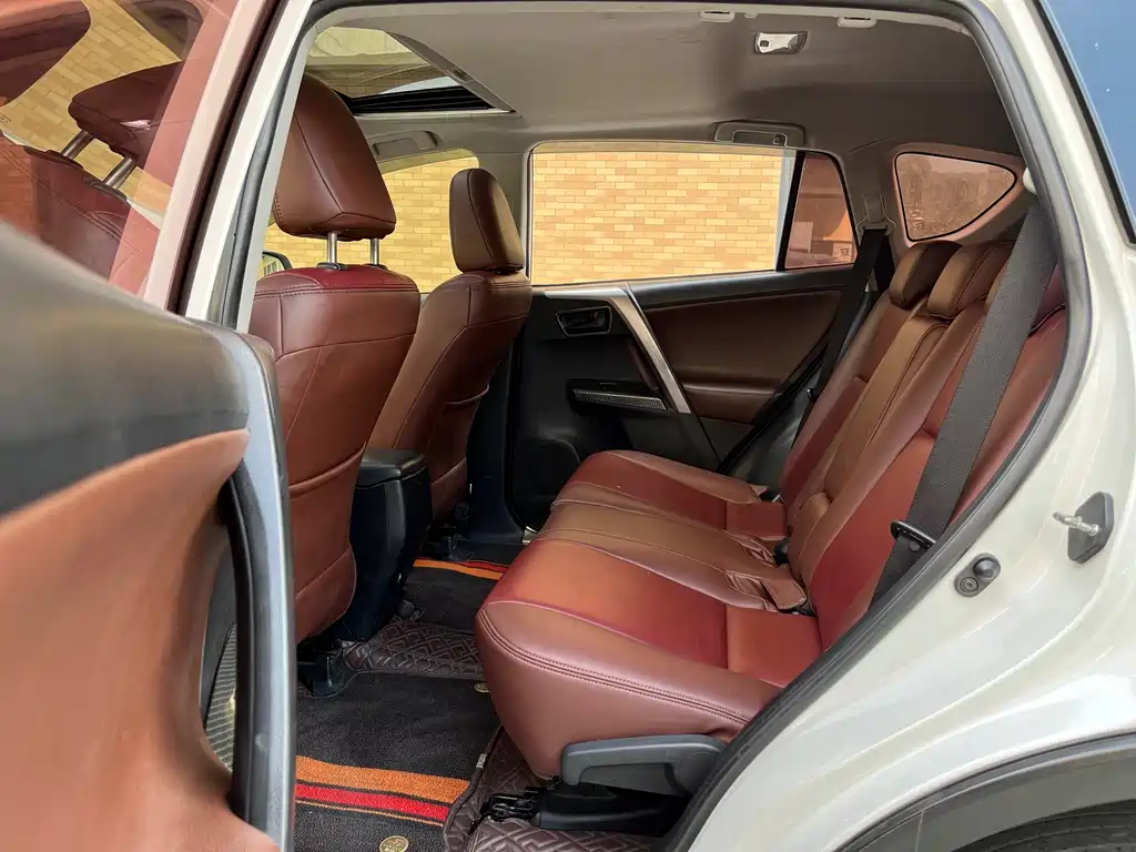 Toyota RAV4 2017 — фото 17