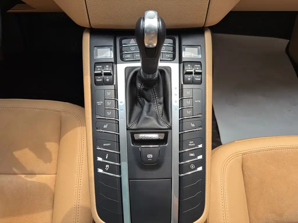 Porsche Macan 2018 — фото 22