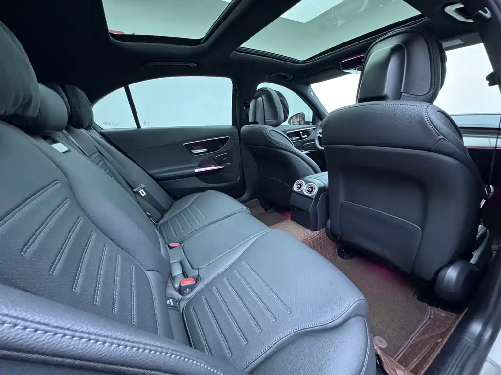 Mercedes-Benz C-Class 2025 — фото 12
