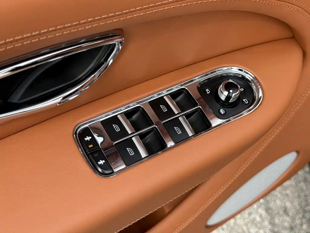 Bentley Bentayga 2020 — фото 15