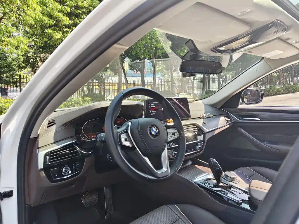 BMW 5 Series 2021 — фото 10