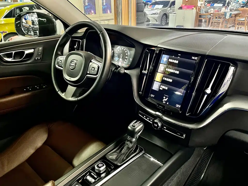 Volvo XC60 2020 — фото 16