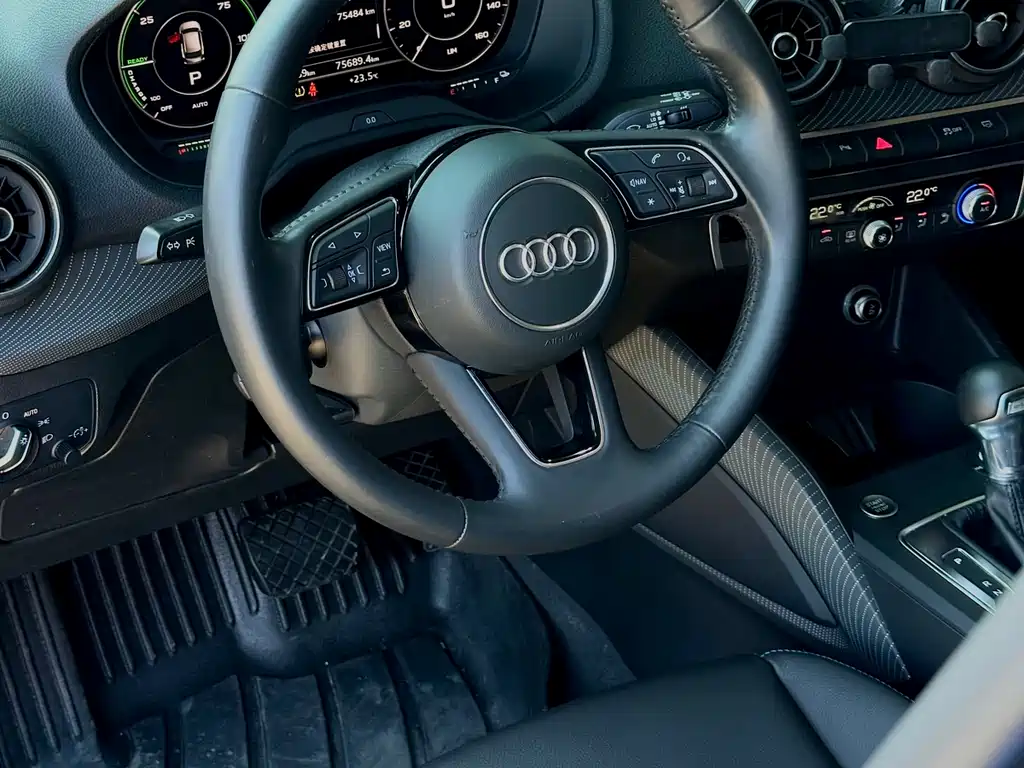 Audi Q2L e-tron 2019 — фото 13