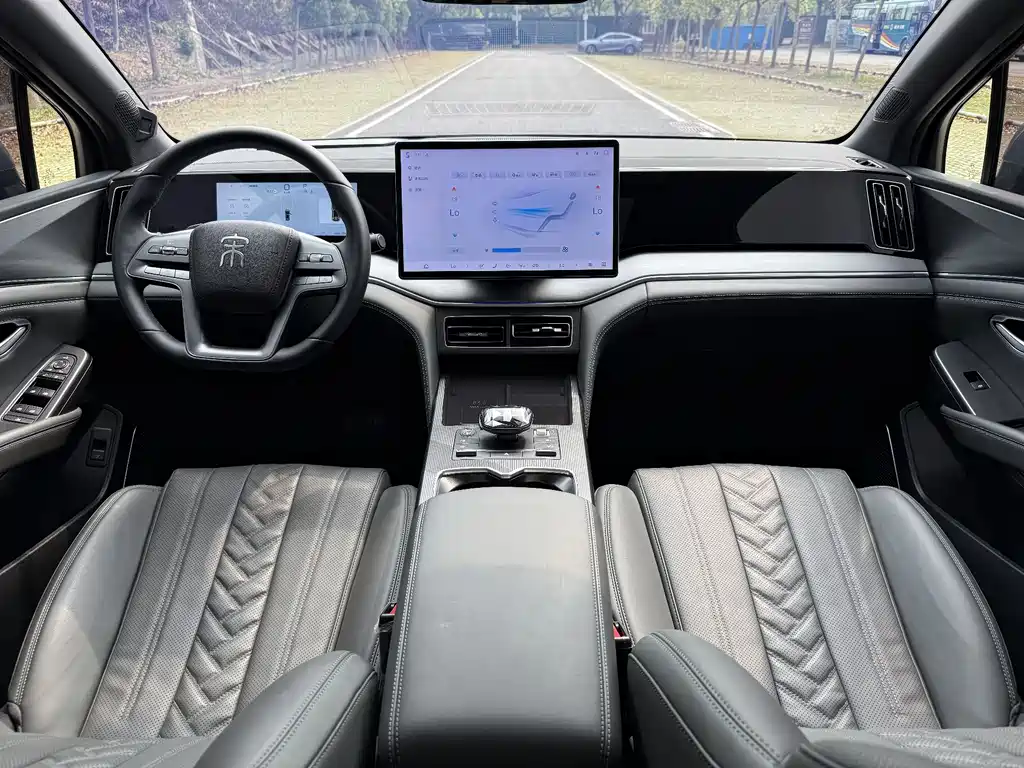 BYD L DM-i 2025 — фото 9