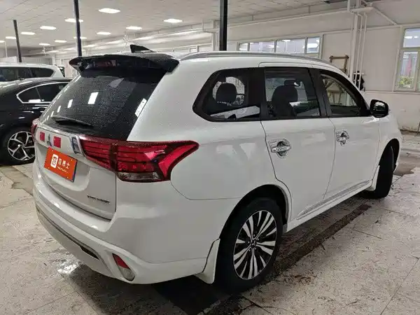 Mitsubishi Outlander 2023