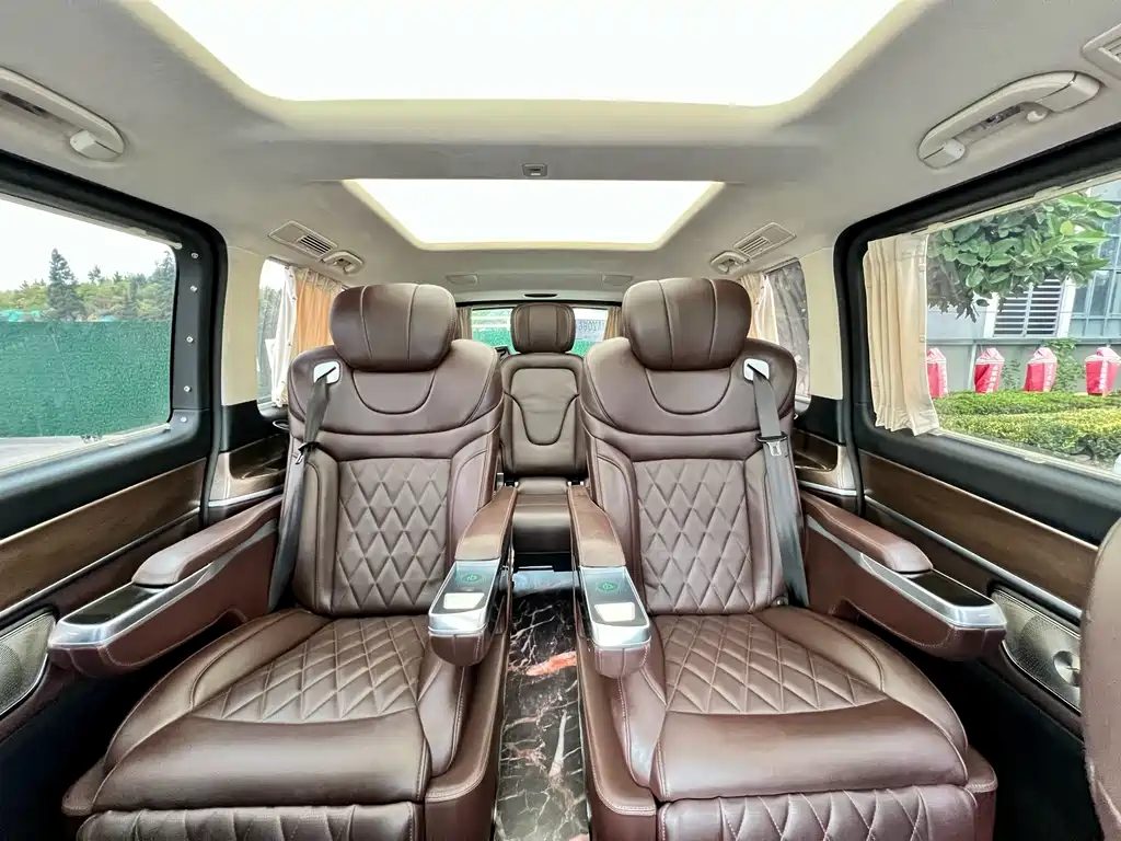 Mercedes-Benz V-Class 2024 — фото 15