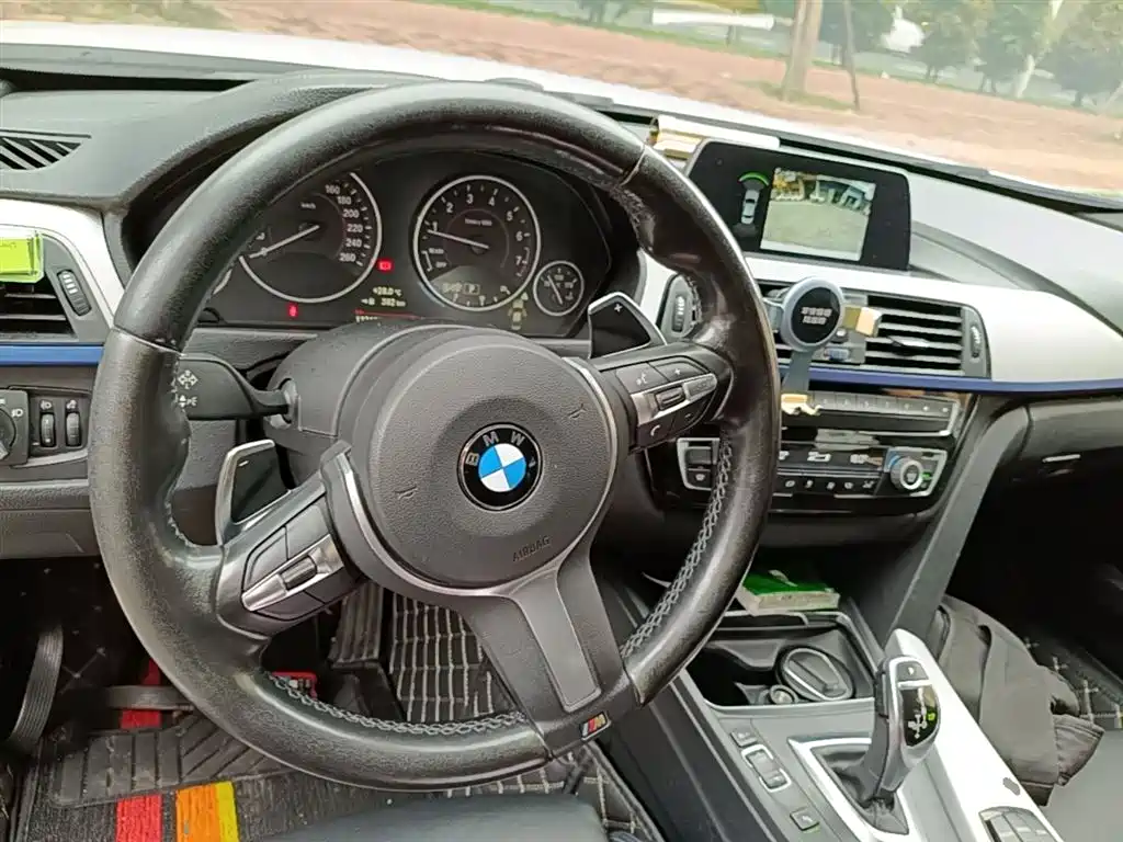BMW 3 Series 2018 — фото 11