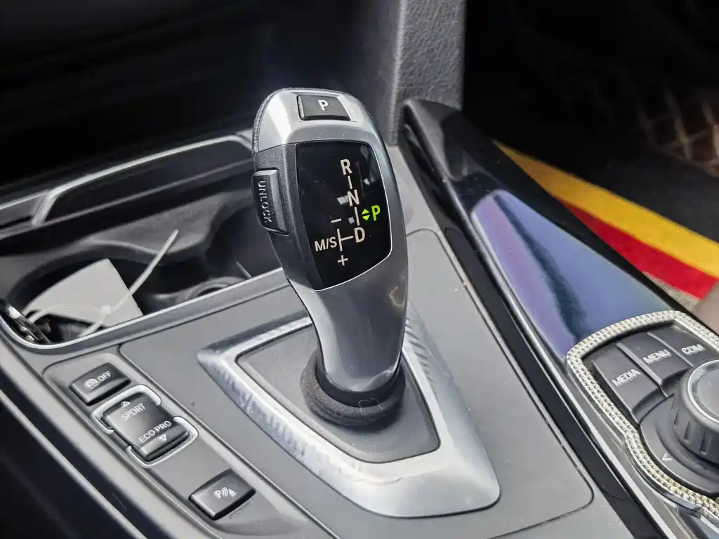 BMW 3 Series 2018 — фото 16