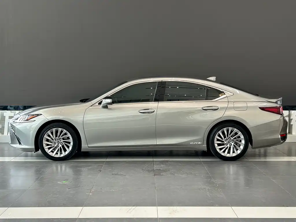 Lexus ES 2021