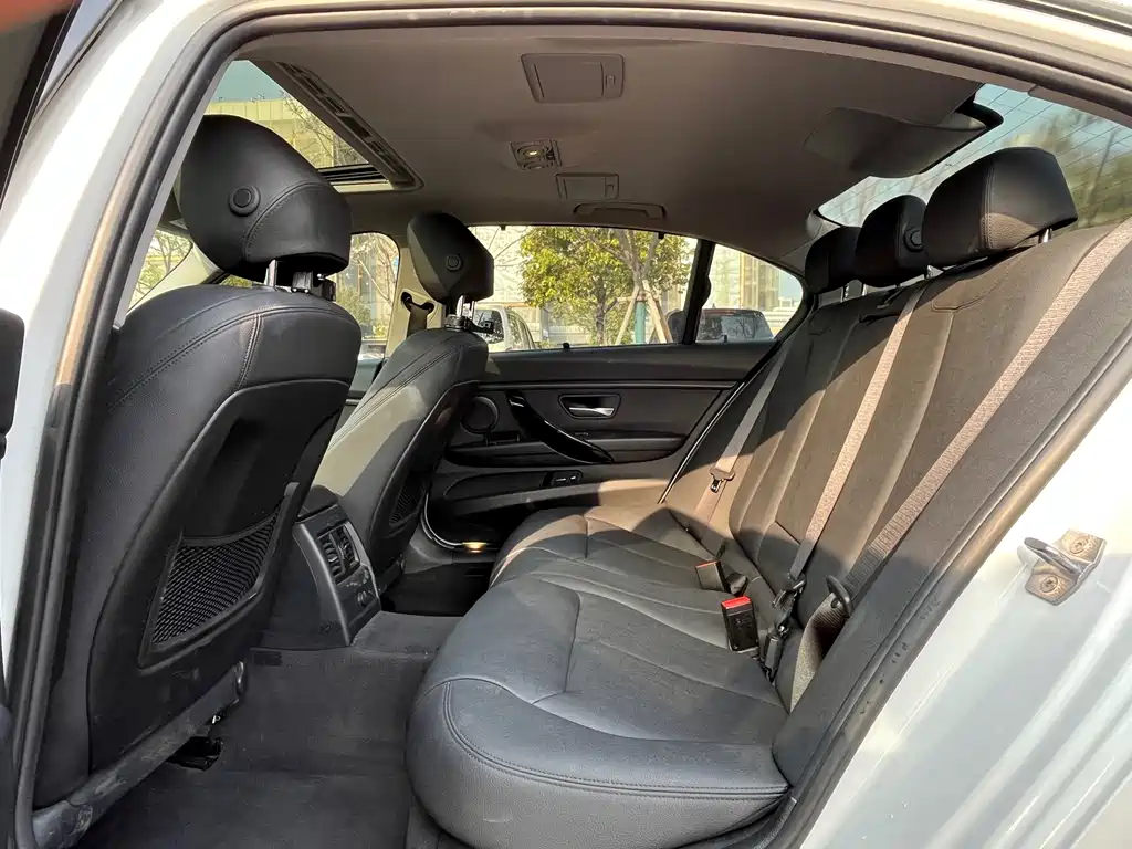 BMW 3 Series 2019 — фото 14