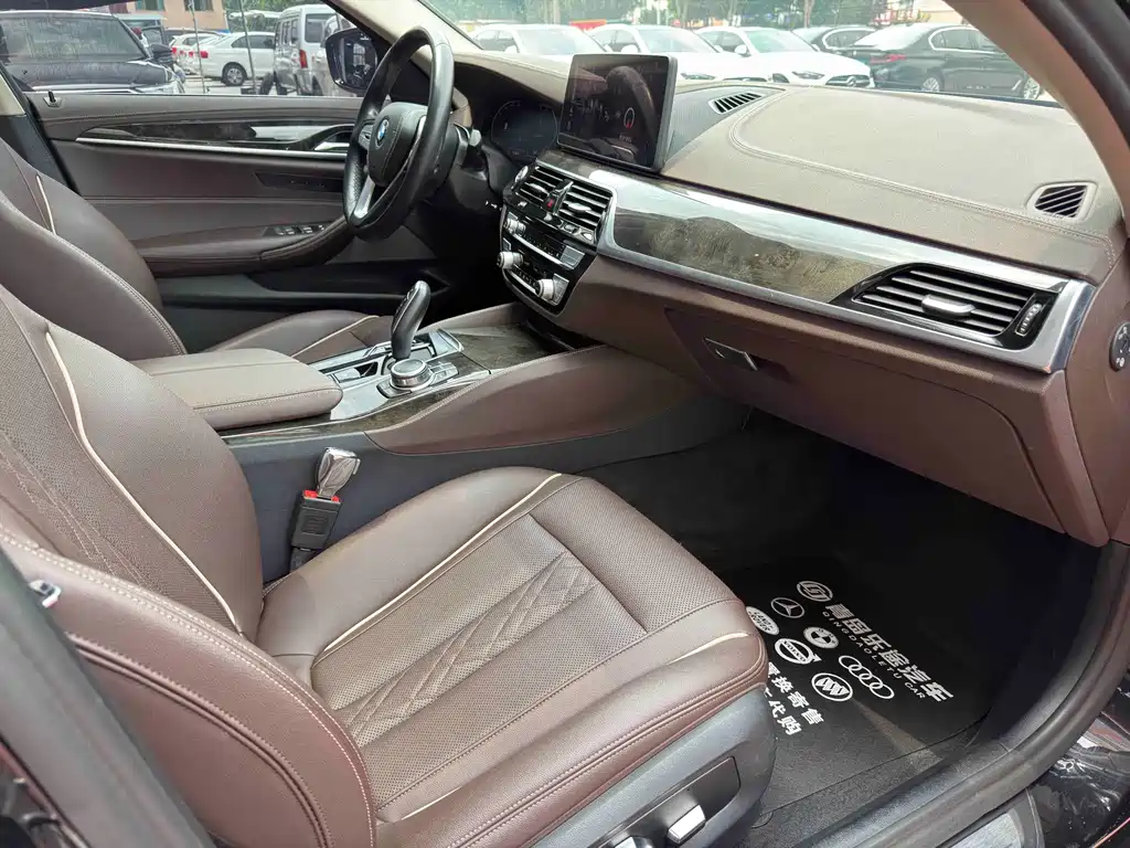 BMW 5 Series 2022 — фото 14