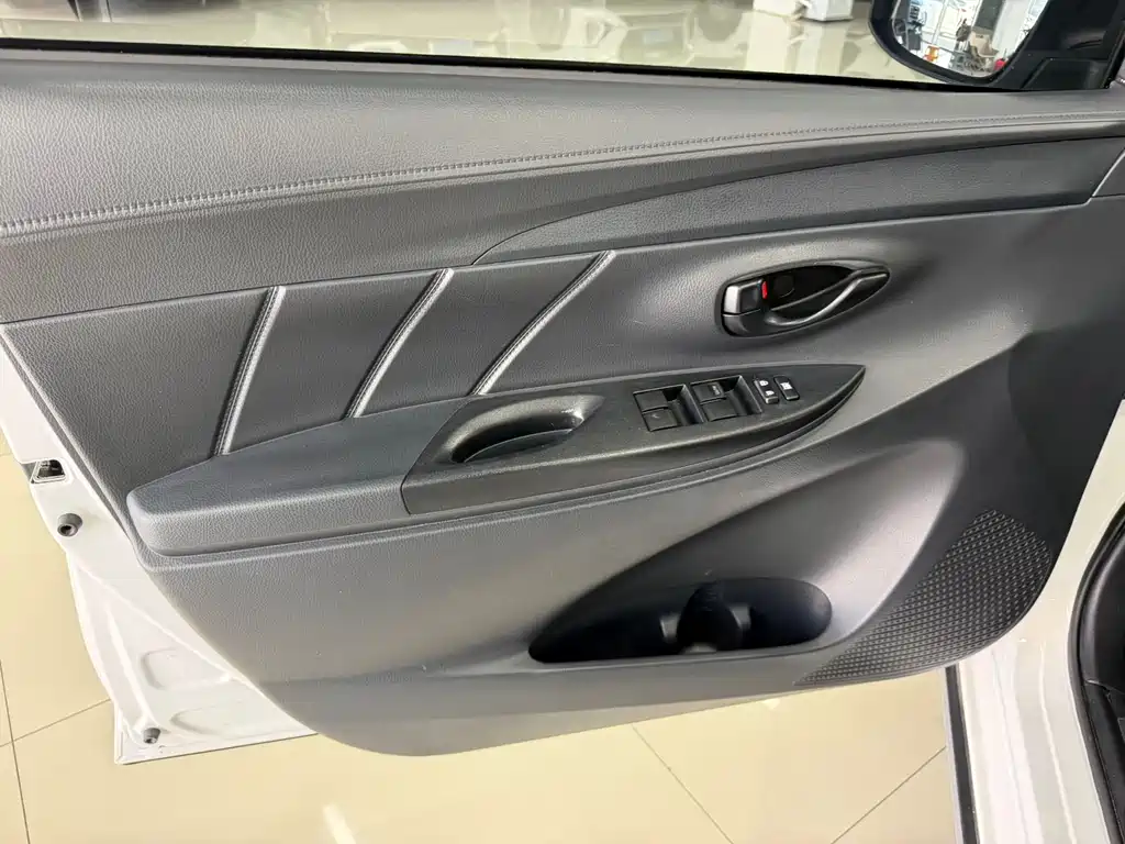 Toyota Yaris L 2022 — фото 8