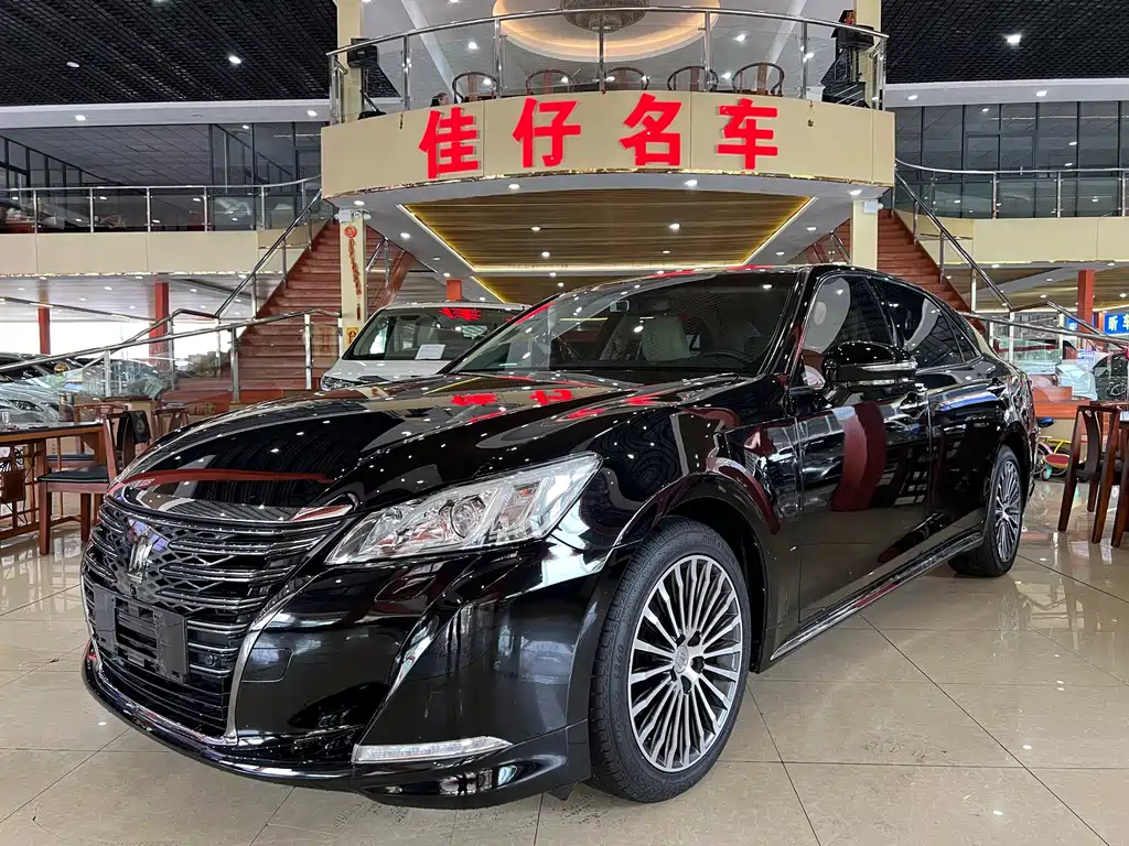 Toyota Crown 2018 — фото 1