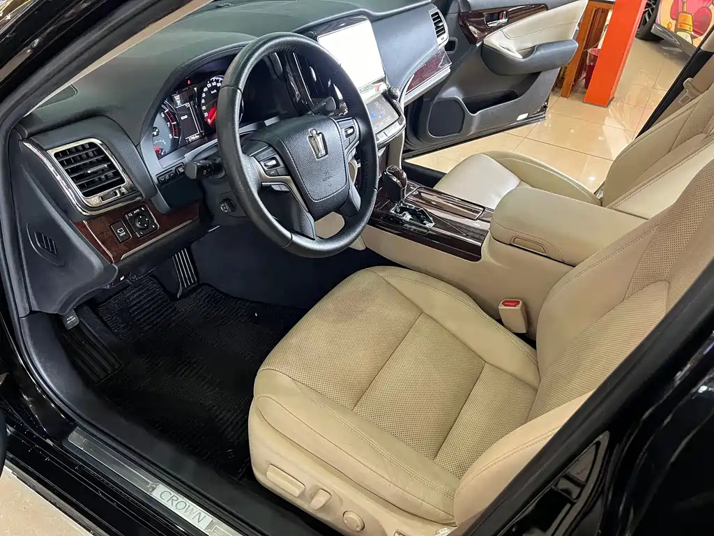 Toyota Crown 2018 — фото 10