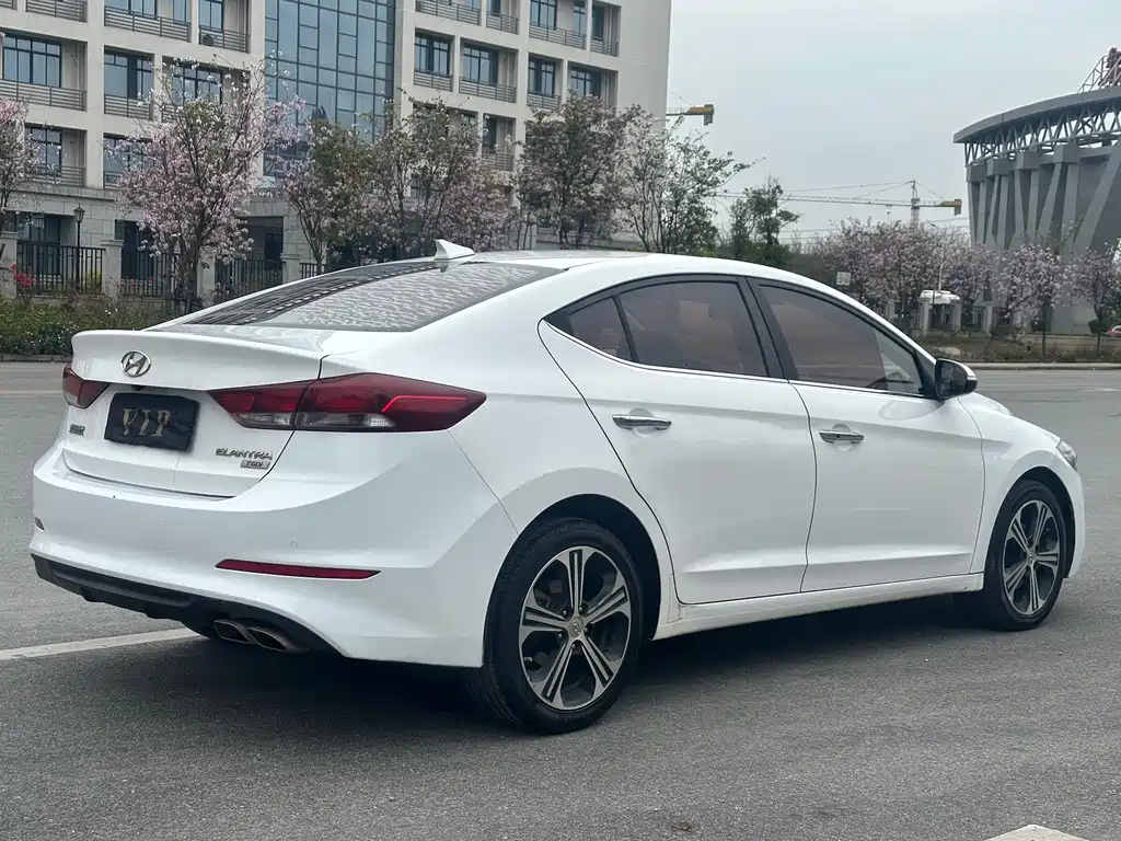 Hyundai Elantra 2019 — фото 9