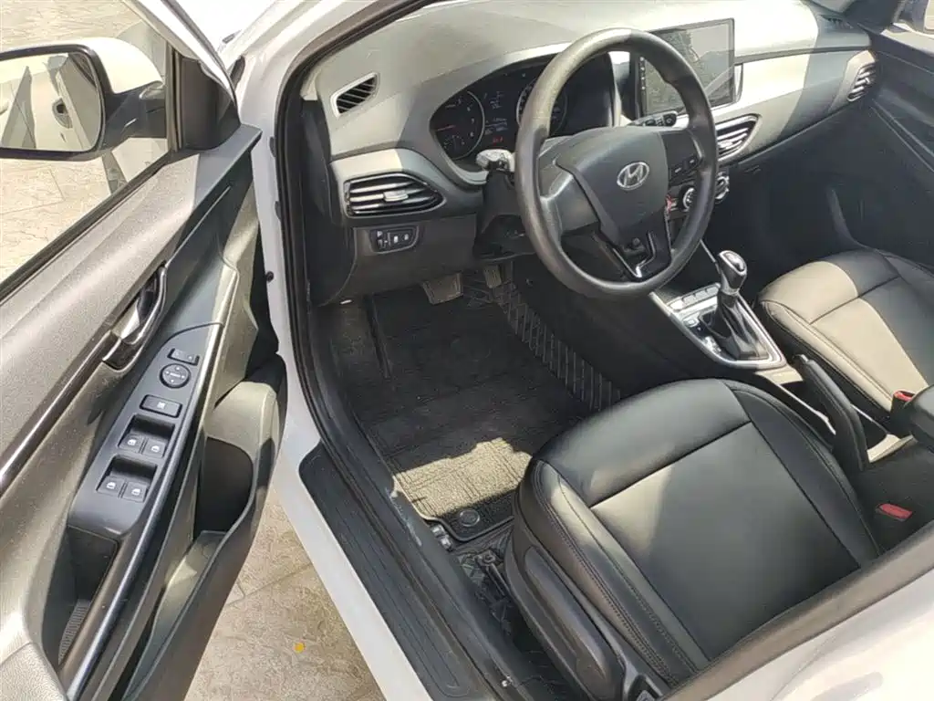 Hyundai Elantra 2019 — фото 16