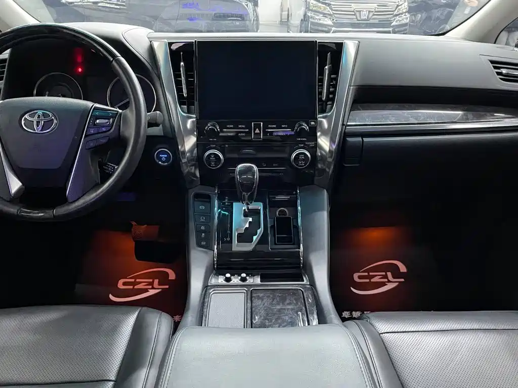 Toyota Vellfire 2023 — фото 11