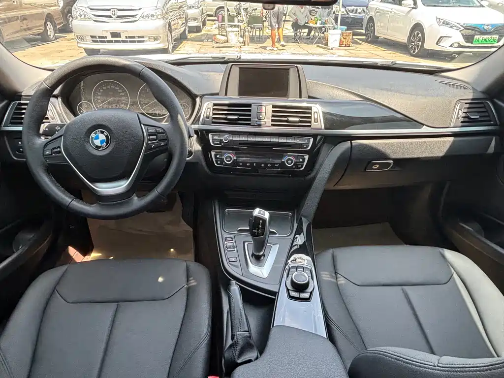 BMW 3 Series 2017 — фото 12