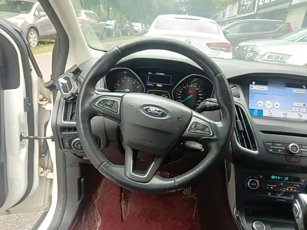 Ford Focus 2016 — фото 11