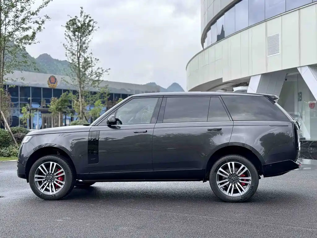 Land Rover Range Rover 2023 — фото 18