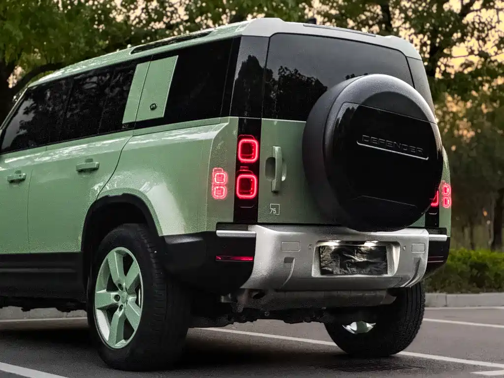 Land Rover Defender 2023 — фото 14