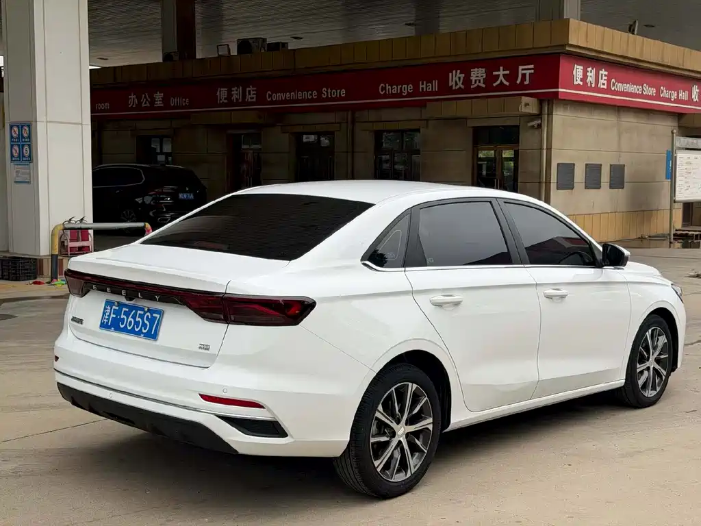 Geely Emgrand 2022