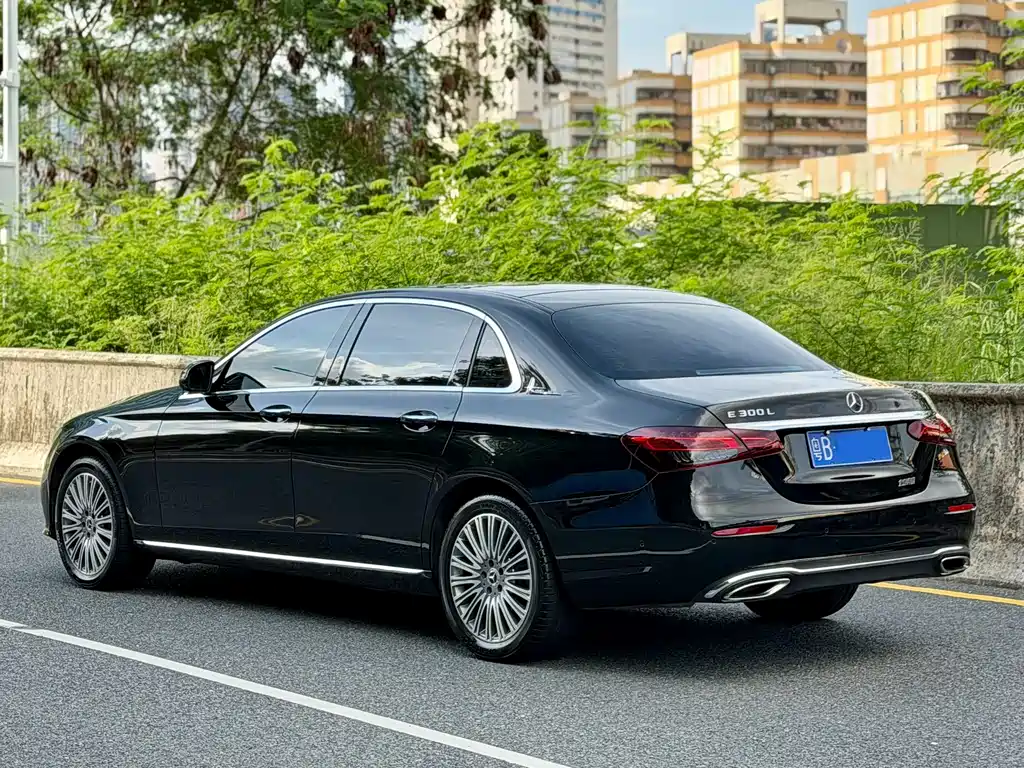 Mercedes-Benz E-Class 2022 — фото 14