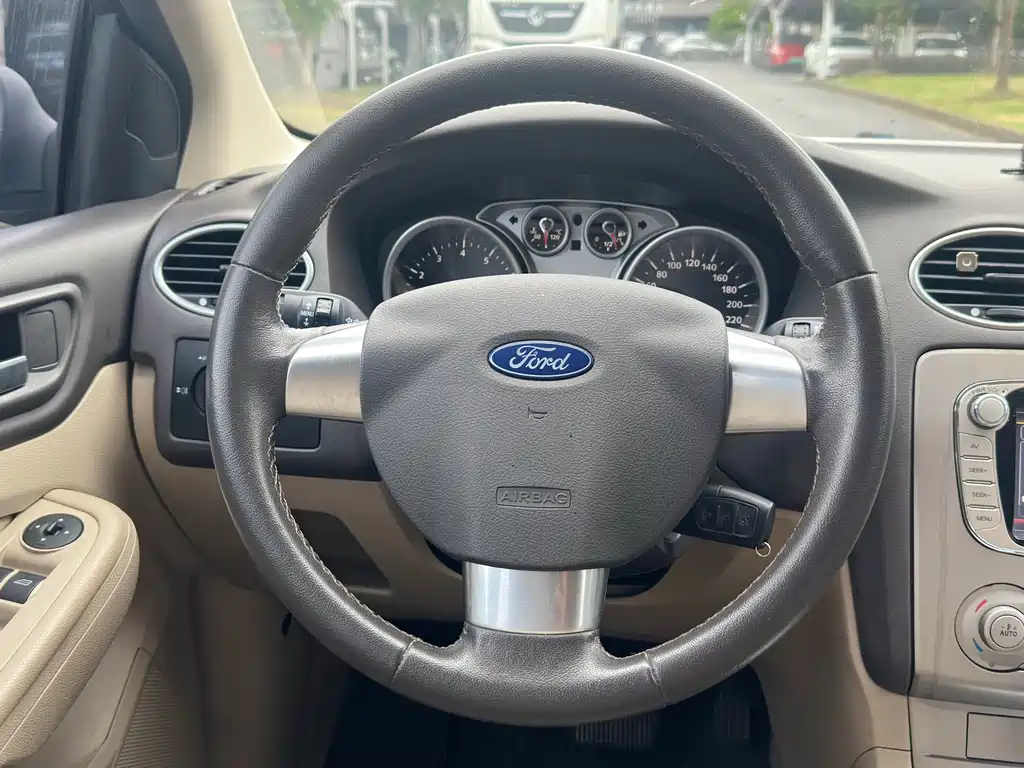 Ford Focus 2014 — фото 16