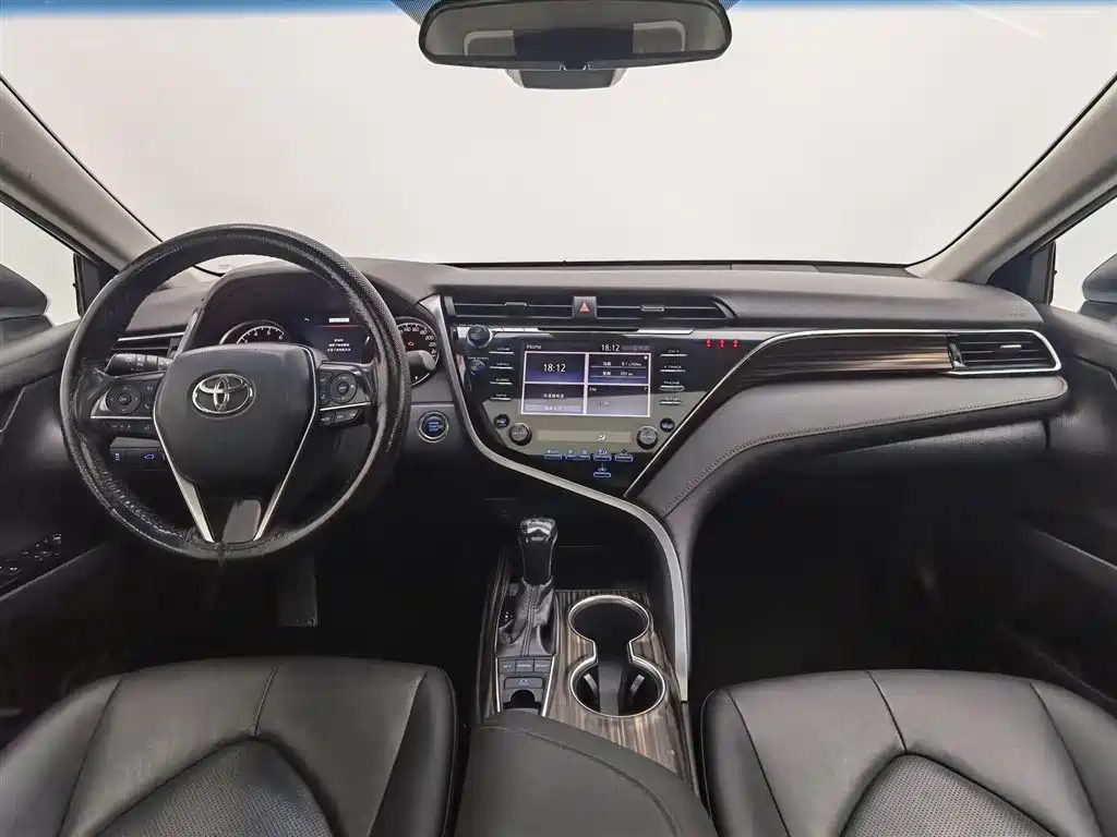 Toyota Camry 2018 — фото 5