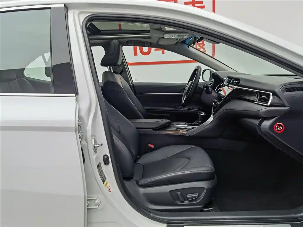 Toyota Camry 2018 — фото 23