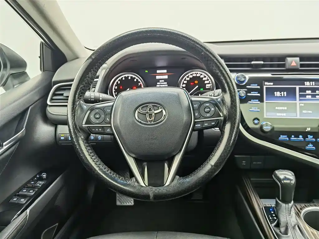 Toyota Camry 2018 — фото 11