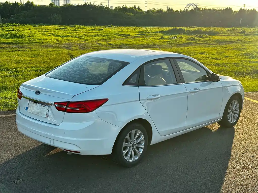 Ford Escort 2015 — фото 14