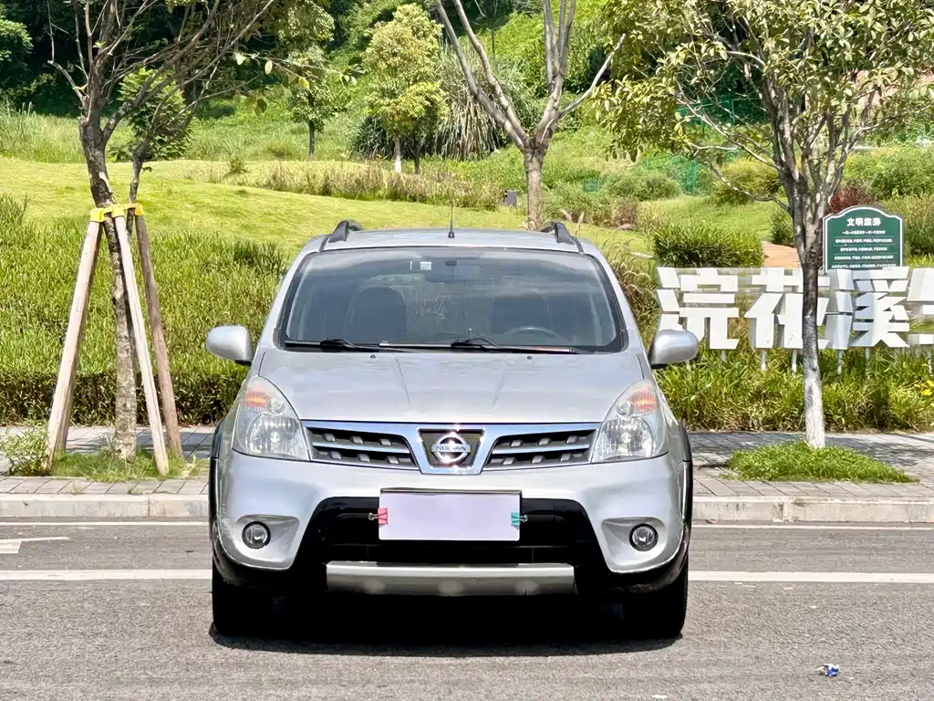 Nissan Livina 2010 — фото 2