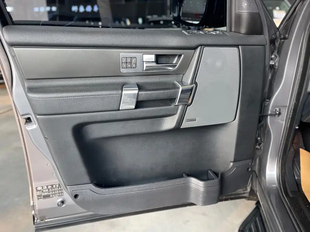Land Rover Discovery 2016 — фото 11