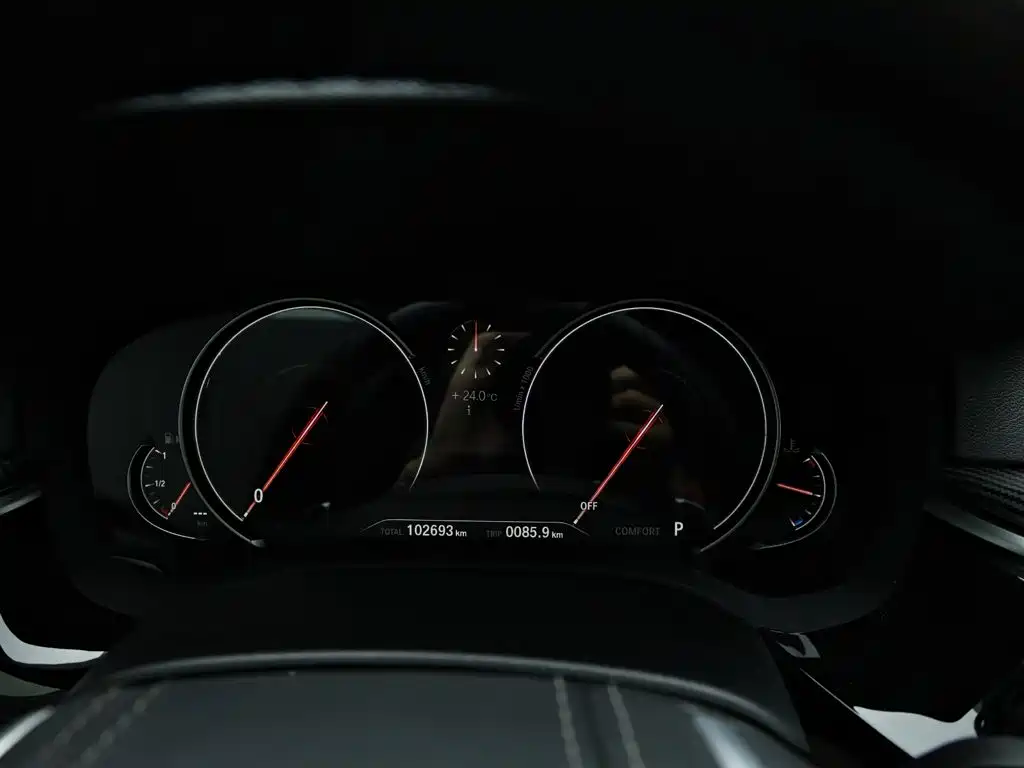 BMW 5 Series 2017 — фото 11