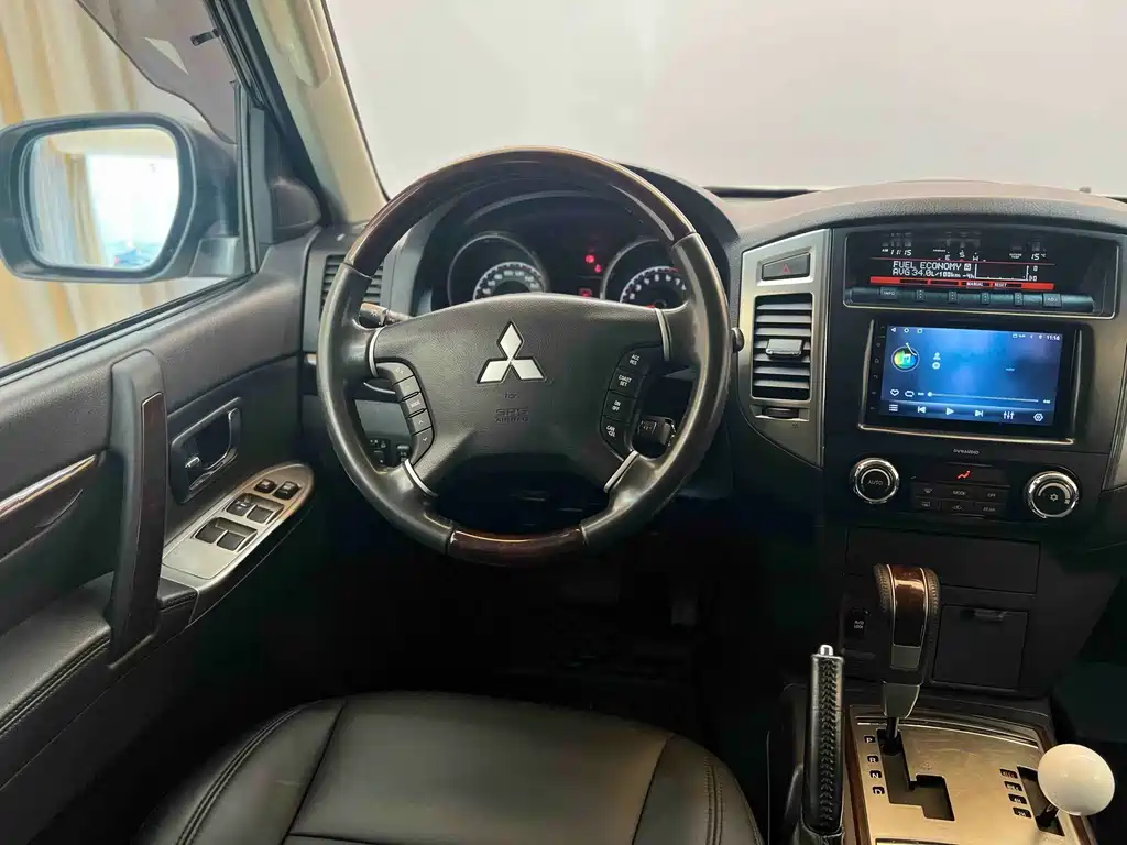 Mitsubishi Pajero 2017 — фото 14