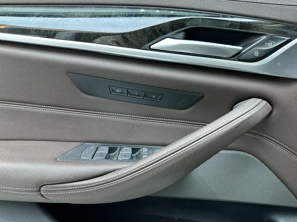 BMW 5 Series 2021 — фото 17