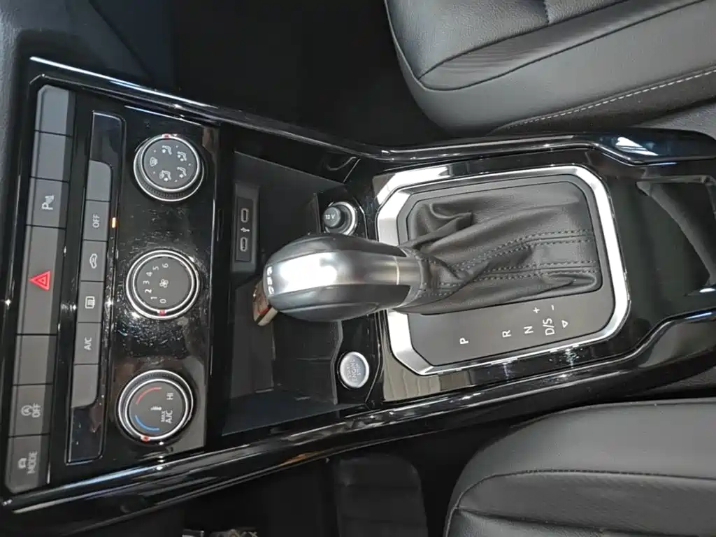 Volkswagen T-Roc 2023 — фото 14