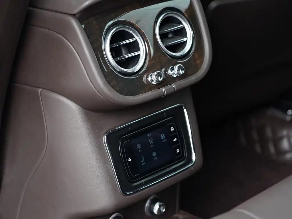 Bentley Bentayga 2019 — фото 19