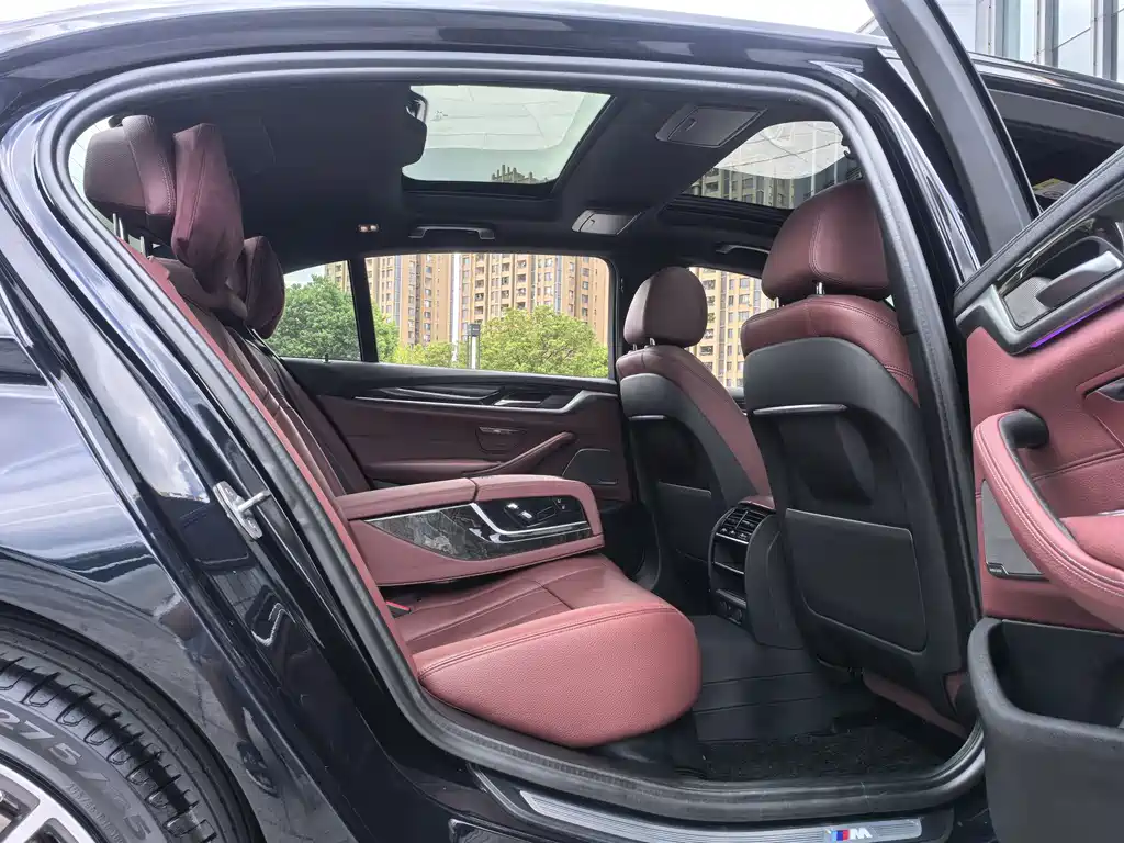 BMW 5 Series 2019 — фото 14
