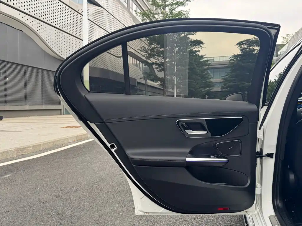Mercedes-Benz C-Class 2024 — фото 12